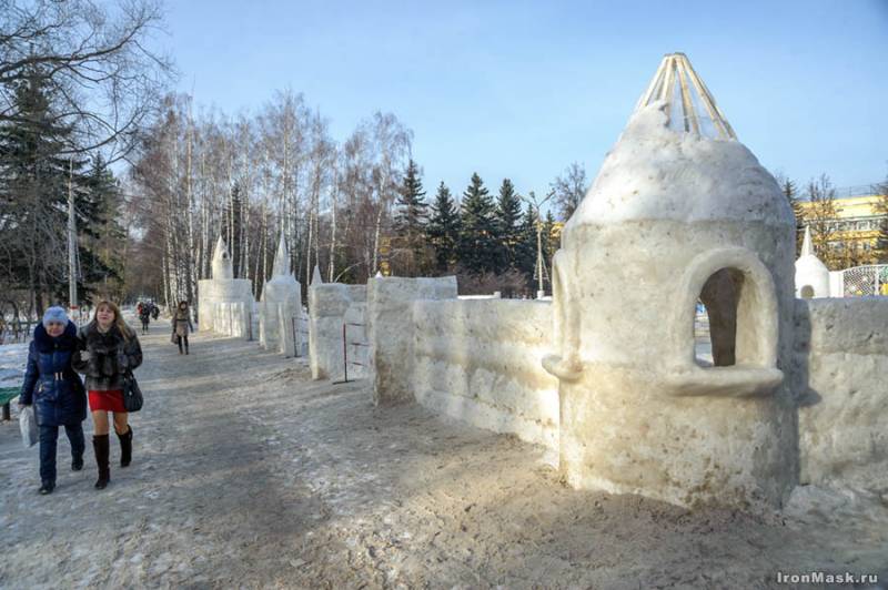 Зима Снежная крепость в сквере